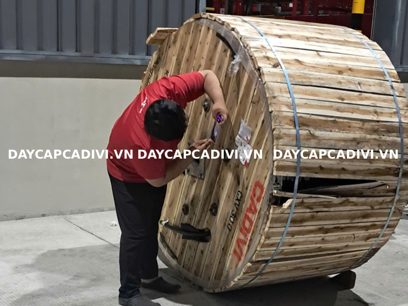 Giao hàng cáp CXV 300mm2 CADIVI hạ thế 0,6/1KV