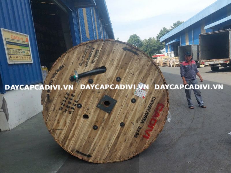 Giao hàng dây cáp CXV/SE/DSTA 3 lõi CADIVI