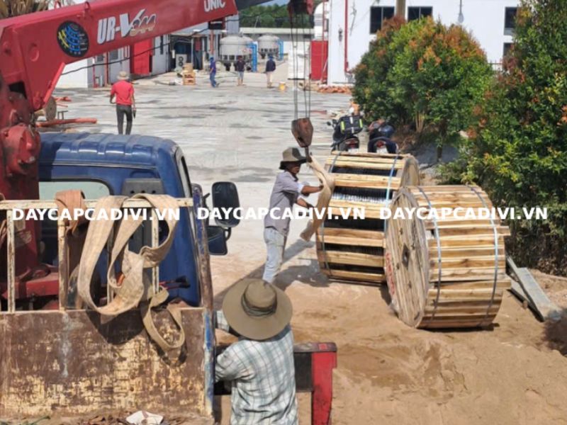 Giao hàng cáp CXV 300 CADIVI tận chân công trình thi công