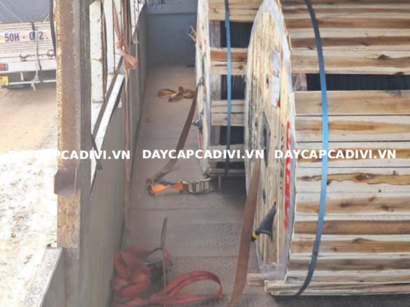 Giao hàng dây cáp CXV CADIVI thi công hệ thống điện chiếu sáng