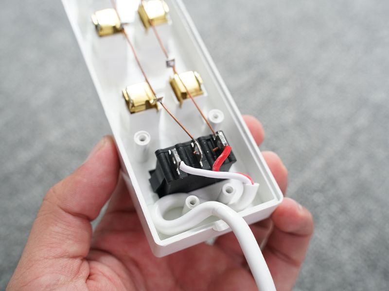 Dấu nối dây điện vào ổ cắm sinh hoạt