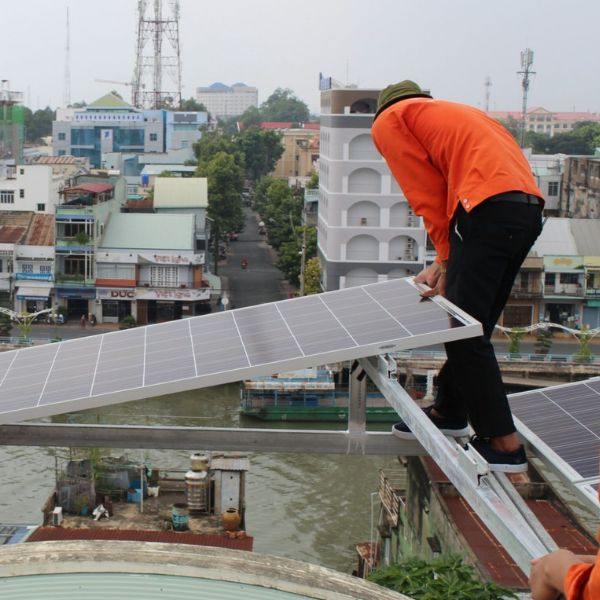 Lắp đặt tấm pin năng lượng mặt trời
