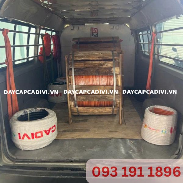 Cáp CADIVI chất hàng lên xe chuẩn bị xuất phát giao hàng
