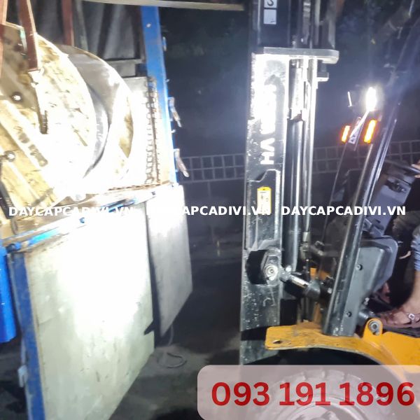 Cẩu hàng lên xe cáp CV CADIVI thi công dự án Solar Bình Dương