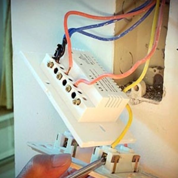 Hiện tượng 2 dây đều nóng có nguy hiểm không?